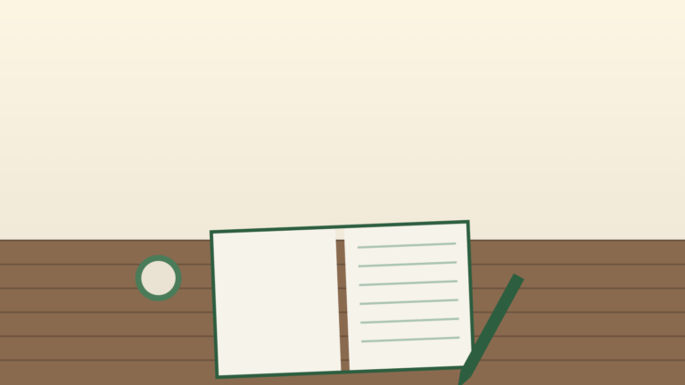 Aufgeschlagenes Notizbuch mit Stift und Teetasse auf einem Holztisch – Symbol für das Pflegetagebuch